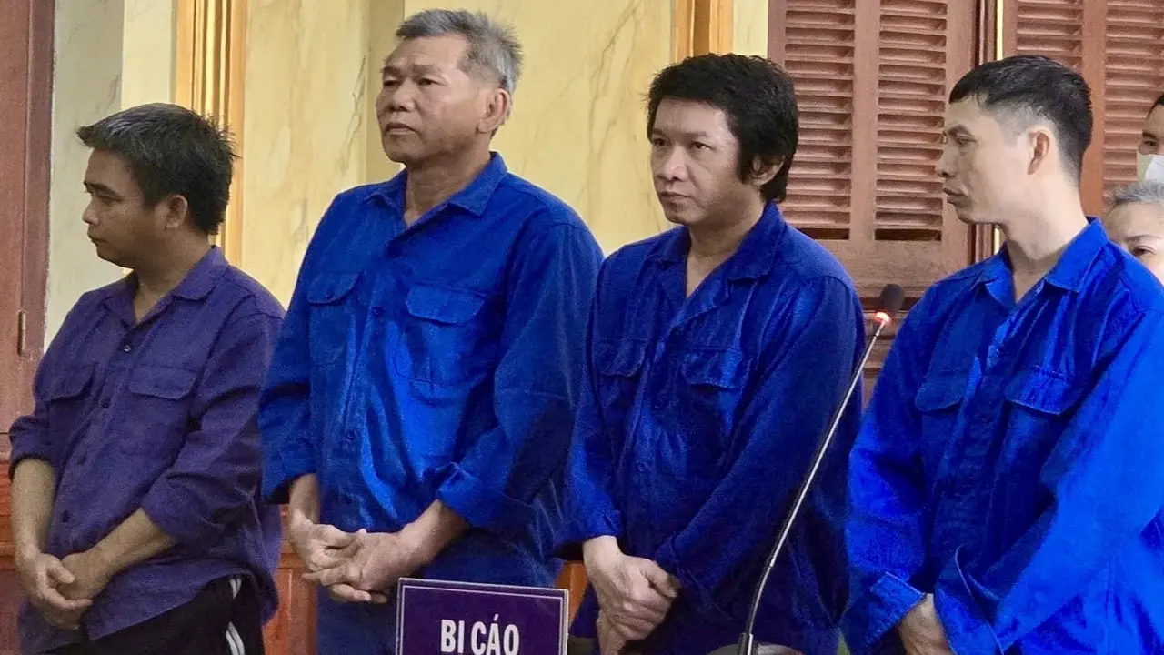 12 cựu cảnh sát 'giải cứu người nghiện' lĩnh án