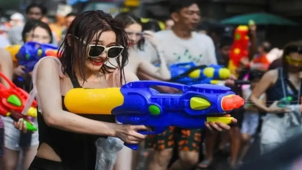 95 người tử vong trong 3 ngày đầu lễ hội té nước, Thái Lan có "vỡ trận"?