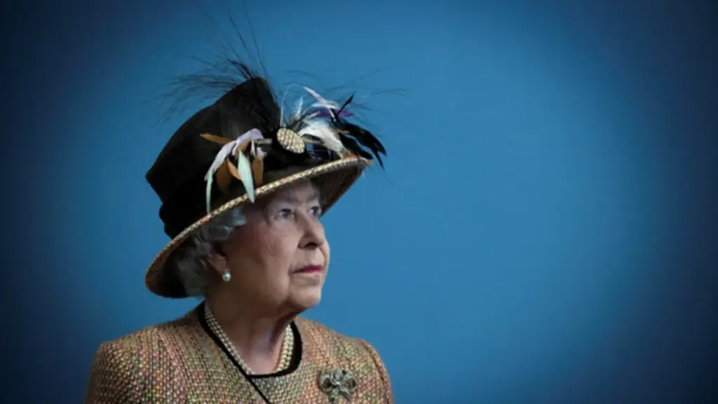 Ai viết tiểu sử Nữ hoàng Elizabeth II?