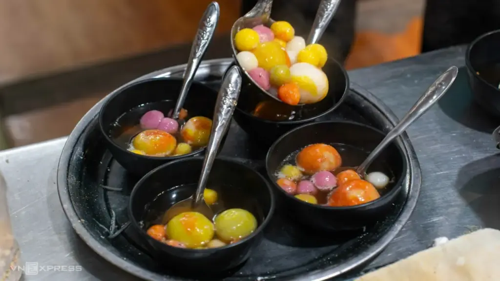 Ăn thắng dền ngũ sắc ban đêm ở Hà Giang