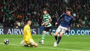 Arsenal thắng nhọc, Ngoại hạng Anh hưởng lợi