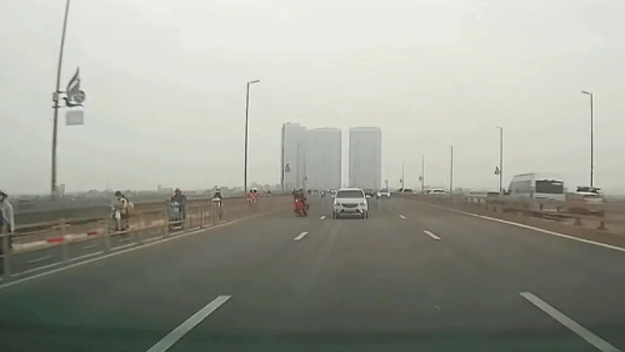 Ba thanh niên đánh võng xe máy ngã sấp mặt