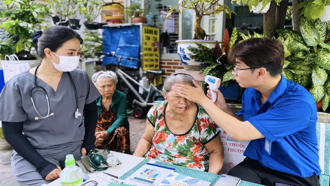 'Bác sĩ gia đình' phường Xuân Hoà đến tận nhà khám chữa bệnh cho dân
