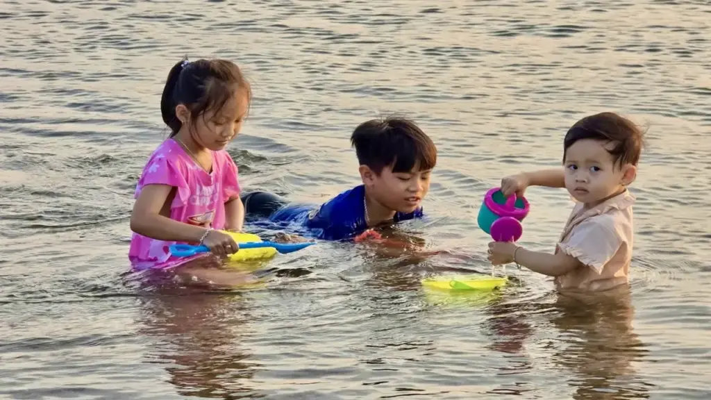 'Bãi biển trên núi' hấp dẫn người dân và du khách