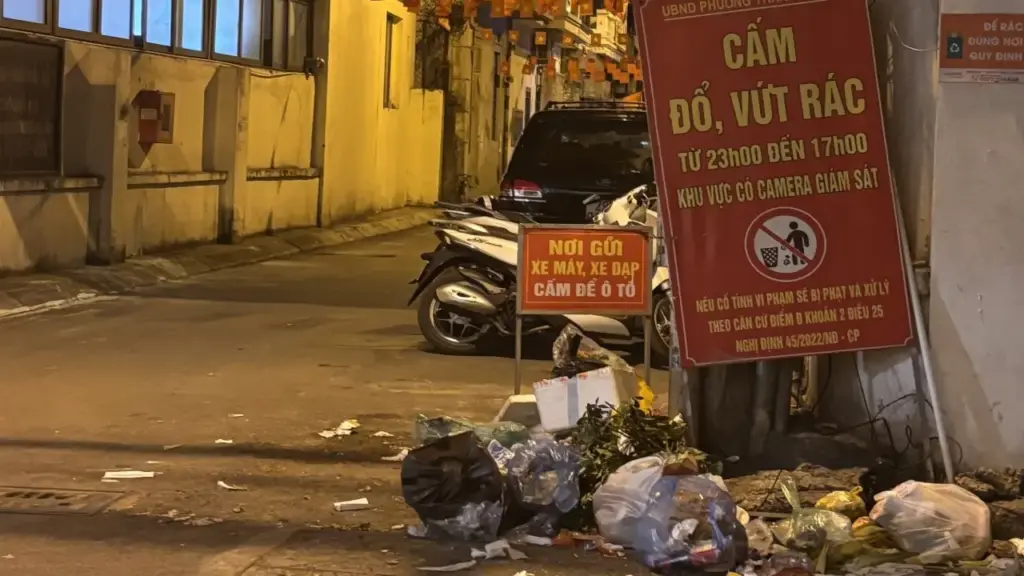 Bãi rác chình ình trước cổng khu dân cư văn hóa