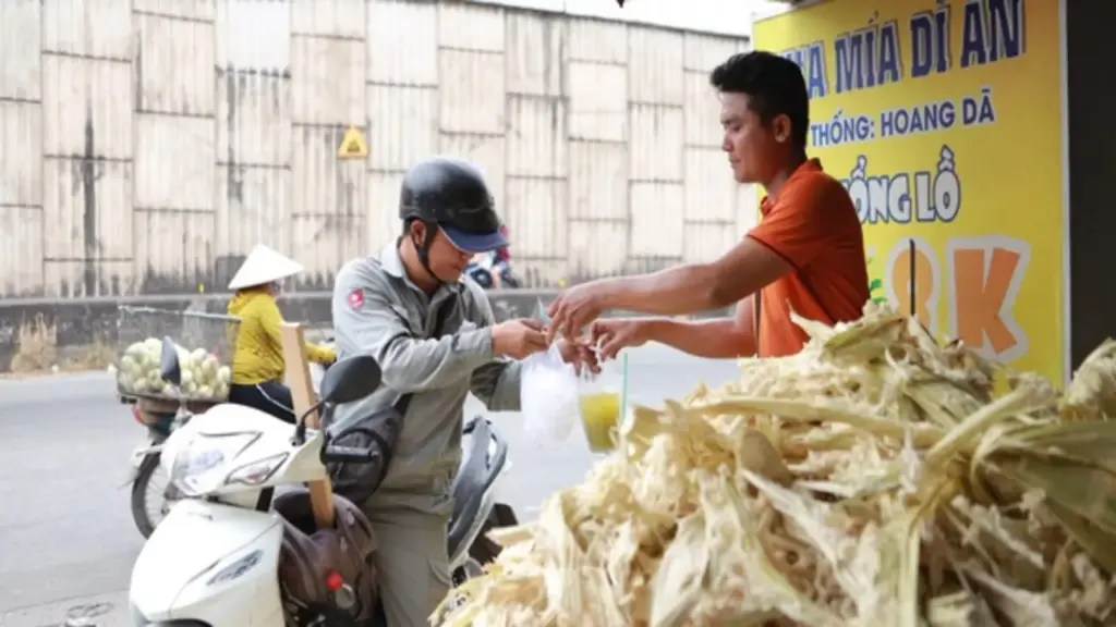 Bán nước mía, bán đá mùa nắng nóng: Nhiều người kiếm tiền triệu mỗi ngày