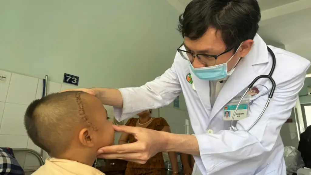 Bé trai 4 tuổi bị viên bi sắt găm vào hố sọ do nghịch ná bắn chim