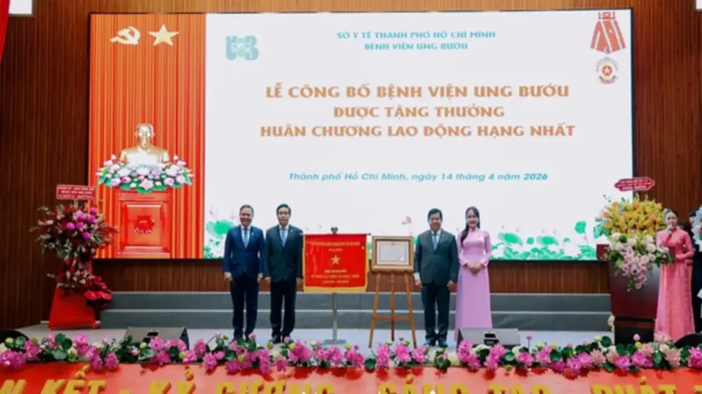Bệnh viện Ung bướu TP.HCM đón nhận Huân chương Lao động hạng nhất