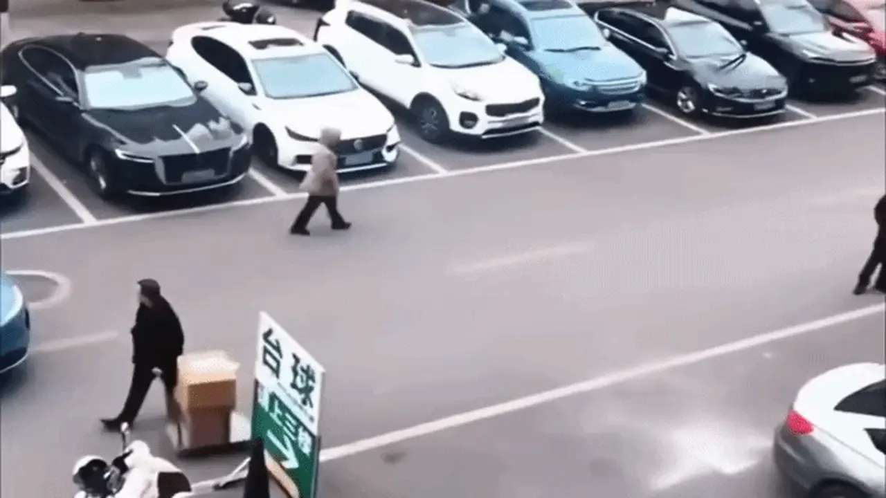 Bị chắn đường khi lùi vào chỗ đỗ, tài xế dùng chiêu gây ngỡ ngàng