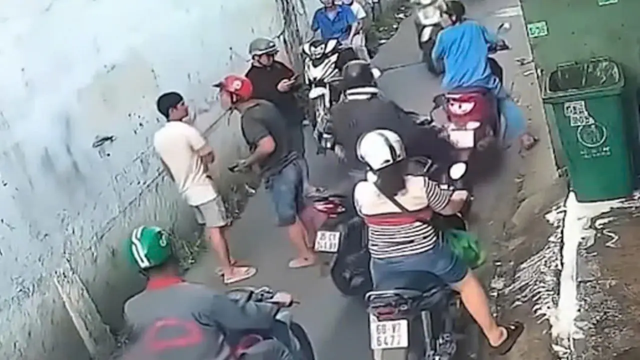 Bị đánh gục khi can ngăn cãi vã sau va chạm giao thông