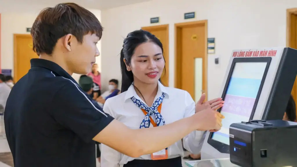 Bị đòi truy thu bảo hiểm y tế, dọa không trả lương khi làm thêm: Sinh viên phải làm gì?