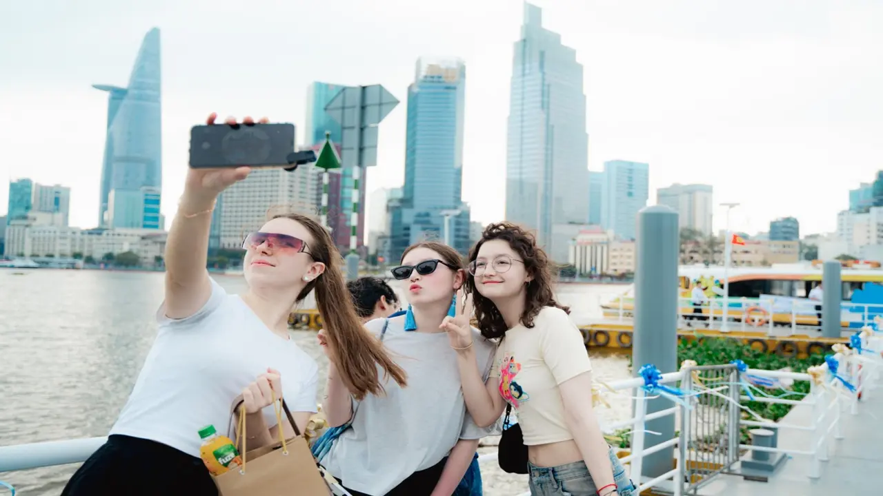 Bộ Nội vụ: Không đề xuất hoán đổi để nghỉ lễ 9 ngày dịp Giỗ Tổ Hùng Vương và 30-4, 1-5