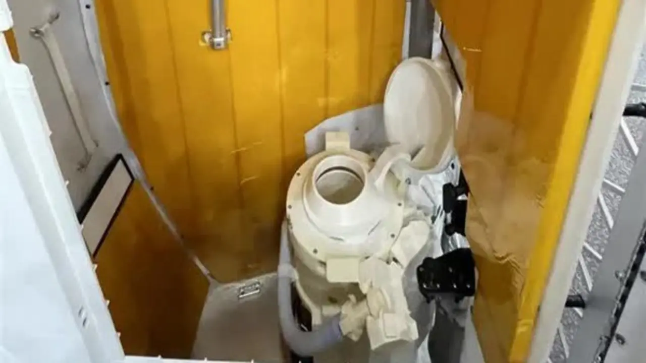 Bồn cầu lại bị tắc, phi hành gia NASA báo có mùi trên tàu