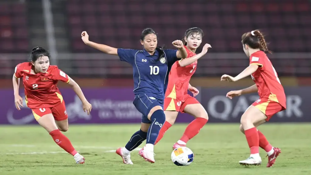 Bóng đá nữ Việt Nam nhìn Thái Lan mà lo