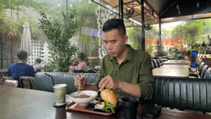 Bữa ăn của người trẻ: Chi 50.000 đồng ăn sáng rồi nhịn luôn bữa trưa, vì sao?