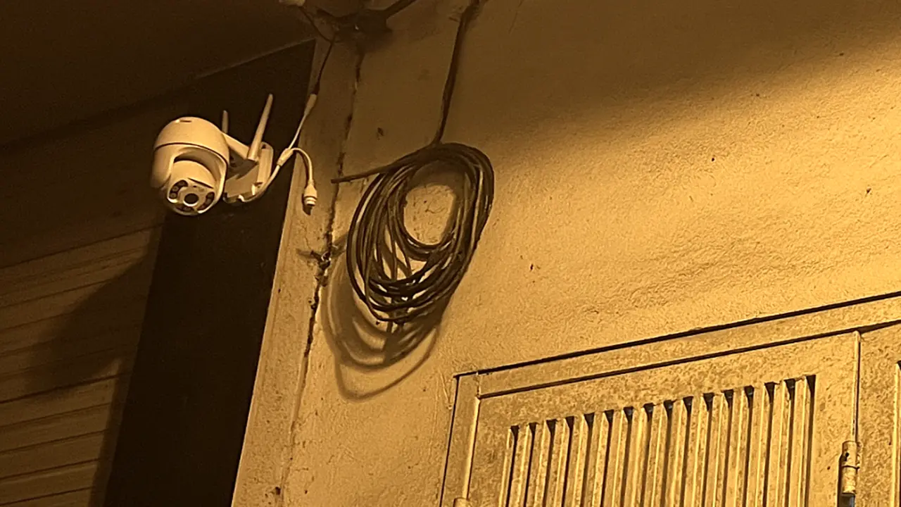 Bức xúc vì hàng xóm 'chĩa camera an ninh vào nhà mình'