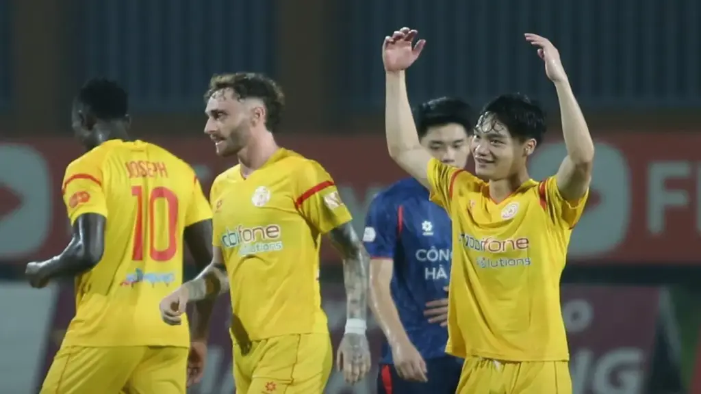 CAHN bị đội chót bảng ngắt chuỗi thắng 11 trận V-League