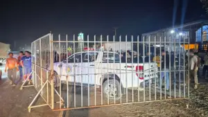 Campuchia điều tra nhóm người dùng rào sắt quây quanh xe cảnh sát