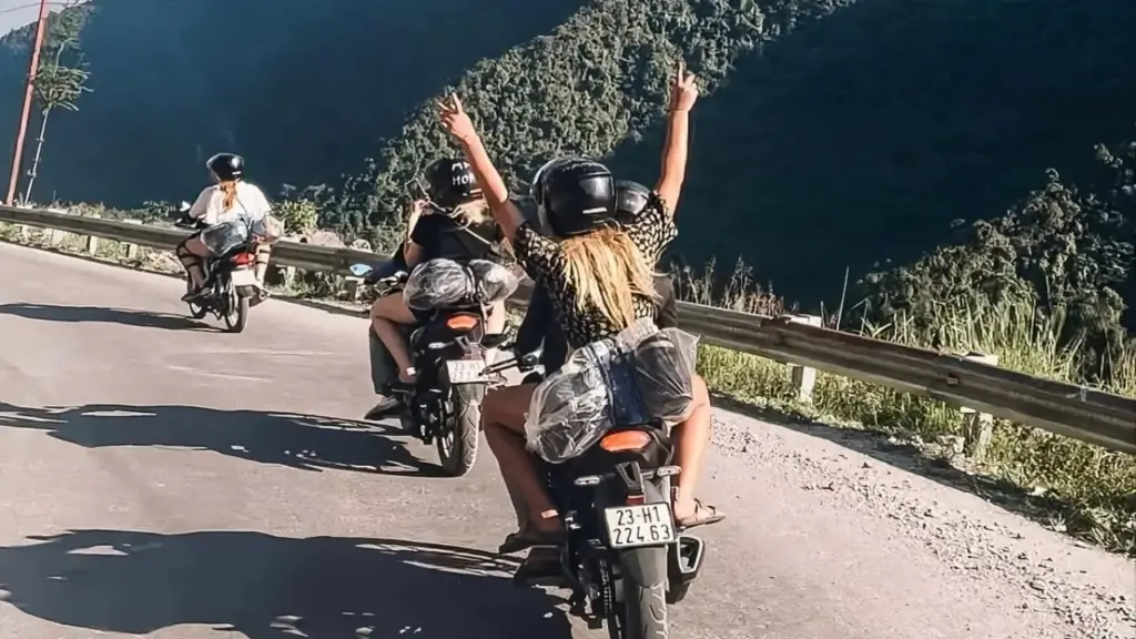 Chấn chỉnh tour chở khách bằng xe máy cung Hà Giang loop