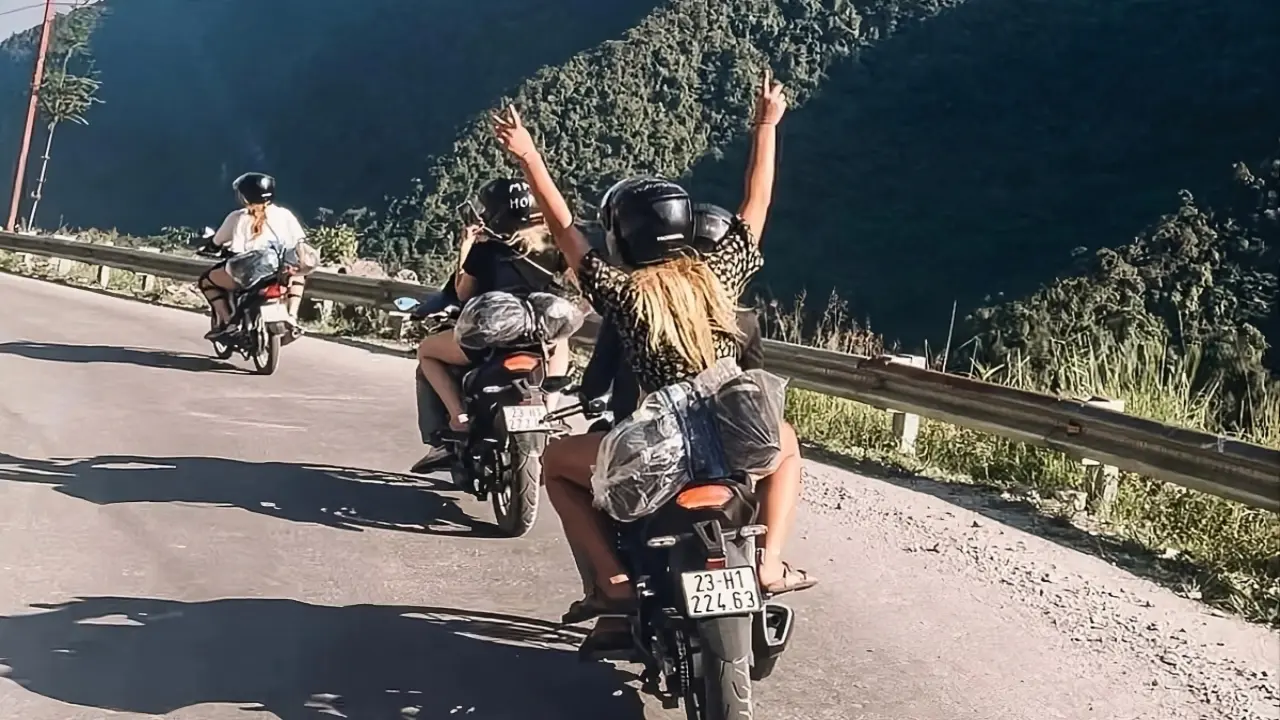 Chấn chỉnh tour chở khách bằng xe máy cung Hà Giang loop