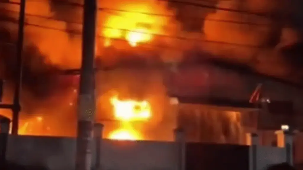 Cháy lớn thiêu rụi công ty sơn ở TP HCM