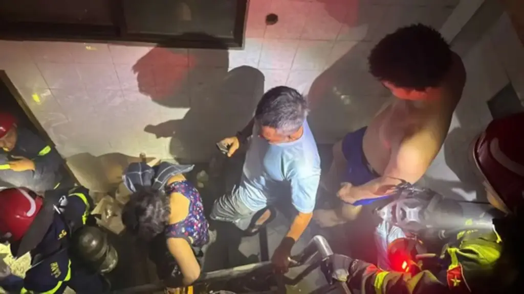 Cháy nhà 6 tầng ở TP.HCM, cảnh sát cứu 2 người mắc kẹt