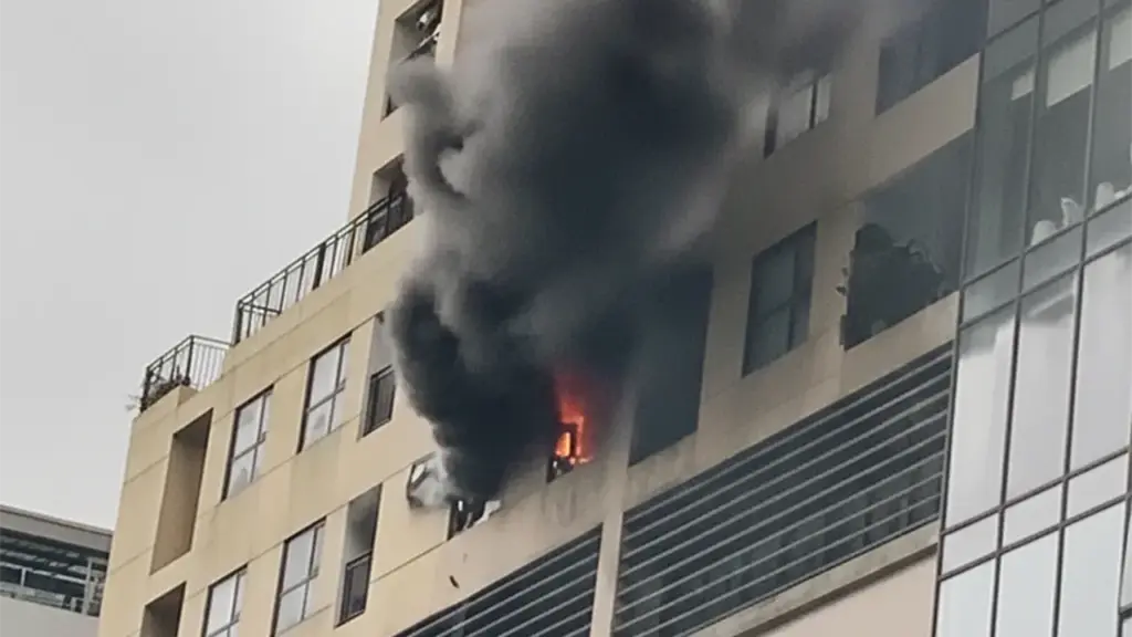 Cháy ở tòa nhà 24 tầng tại Hà Nội, 3 người thoát nạn