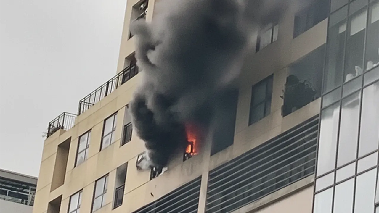 Cháy ở tòa nhà 24 tầng tại Hà Nội, 3 người thoát nạn