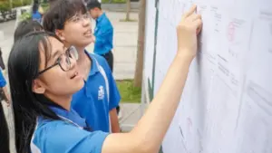 Chọn nguyện vọng vào lớp 10 như 'canh chứng khoán'