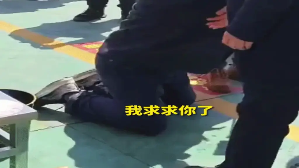 Chủ quán đồ nướng Trung Quốc quỳ gối xin lỗi khách vì vỡ trận, giờ ra sao?