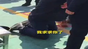 Chủ quán đồ nướng Trung Quốc quỳ gối xin lỗi khách vì vỡ trận, giờ ra sao?