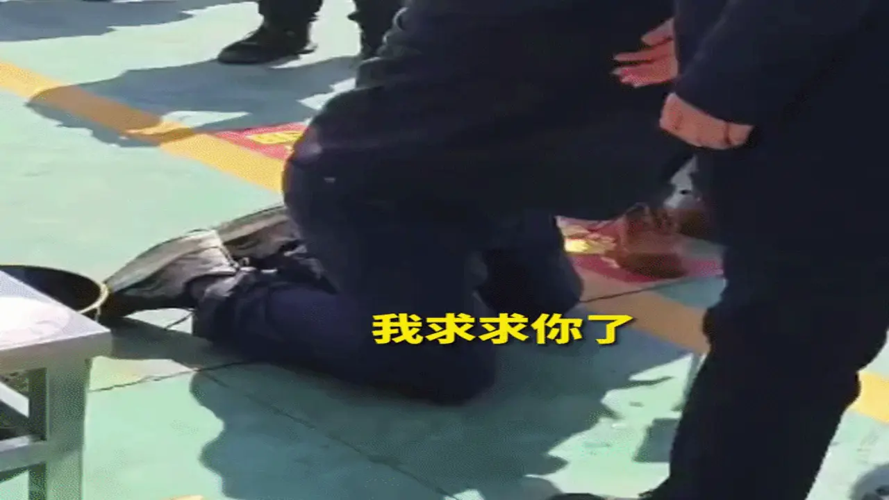 Chủ quán đồ nướng Trung Quốc quỳ gối xin lỗi khách vì vỡ trận, giờ ra sao?