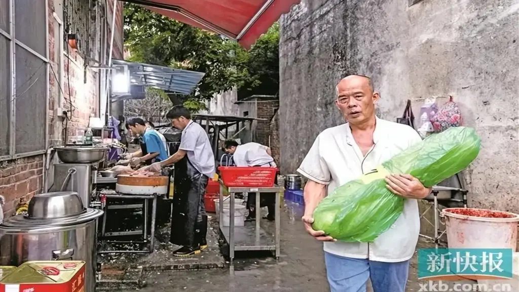 Chủ quán lẩu Trung Quốc khổ vì khách đông: "Không có thời gian tiêu tiền"