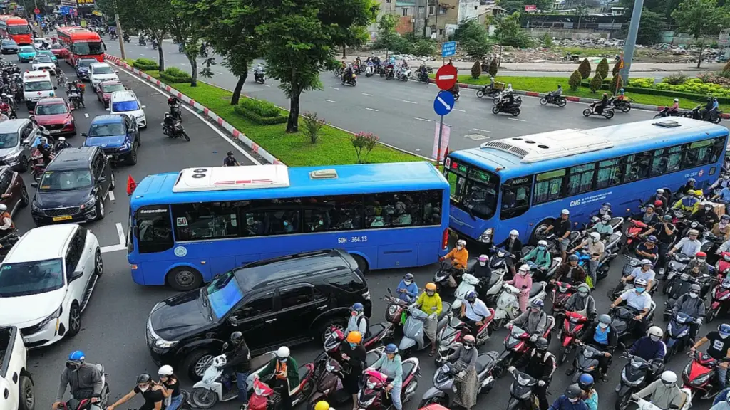 Chuyên gia: 'Miễn vé xe buýt chưa đủ thu hút người dân bỏ xe máy'