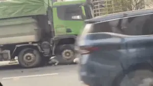 Cô gái đi xe máy chui ra từ gầm xe ben khiến nhiều người thót tim