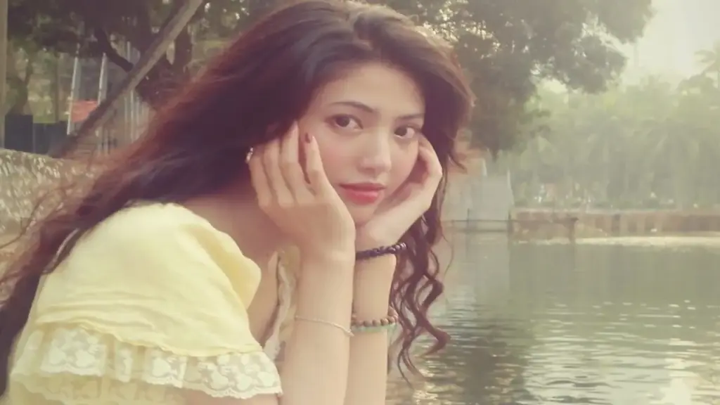 Cô gái gây sốt với bộ ảnh được ví giống "mỹ nhân ảnh lịch thập niên 90"