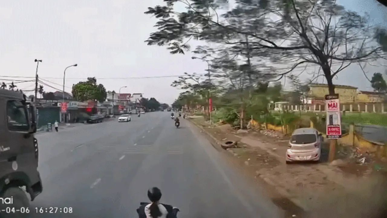 Cô gái ngơ ngác khi bị xe tải ủn đi hàng trăm mét