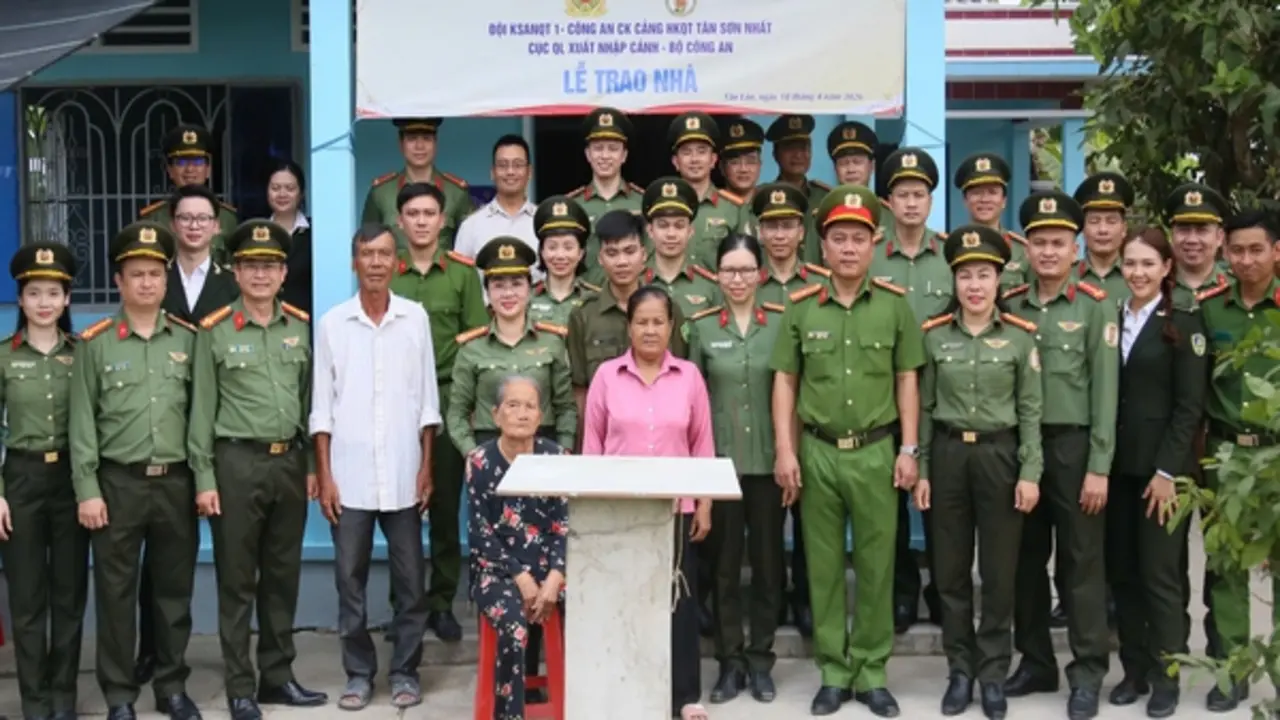 Công an Tân Sơn Nhất hỗ trợ xây nhà cho lực lượng bảo vệ an ninh cơ sở