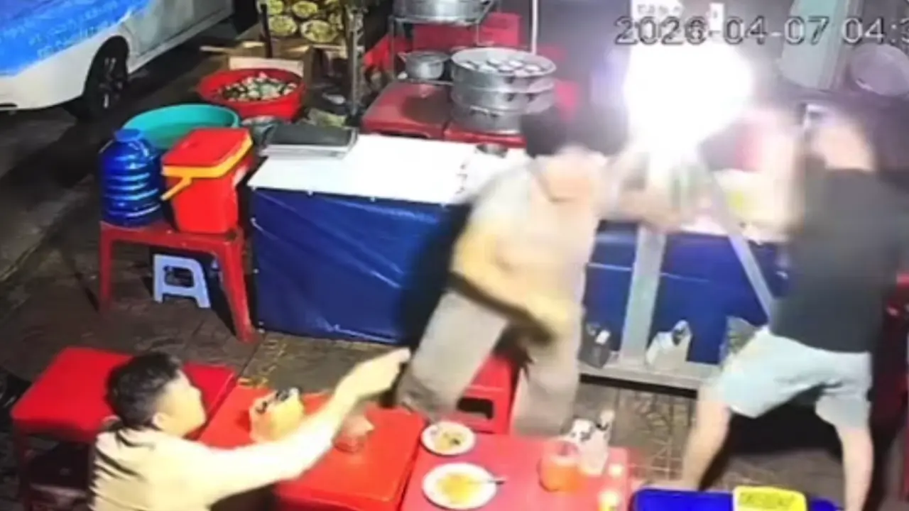 Công an vào cuộc vụ 1 thanh niên đánh, mắng cụ già trong quán bánh bèo