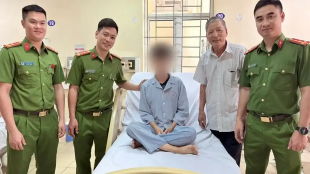 Cõng nam sinh qua rừng, đại úy trẻ chạy đua từng giây giành lại sự sống