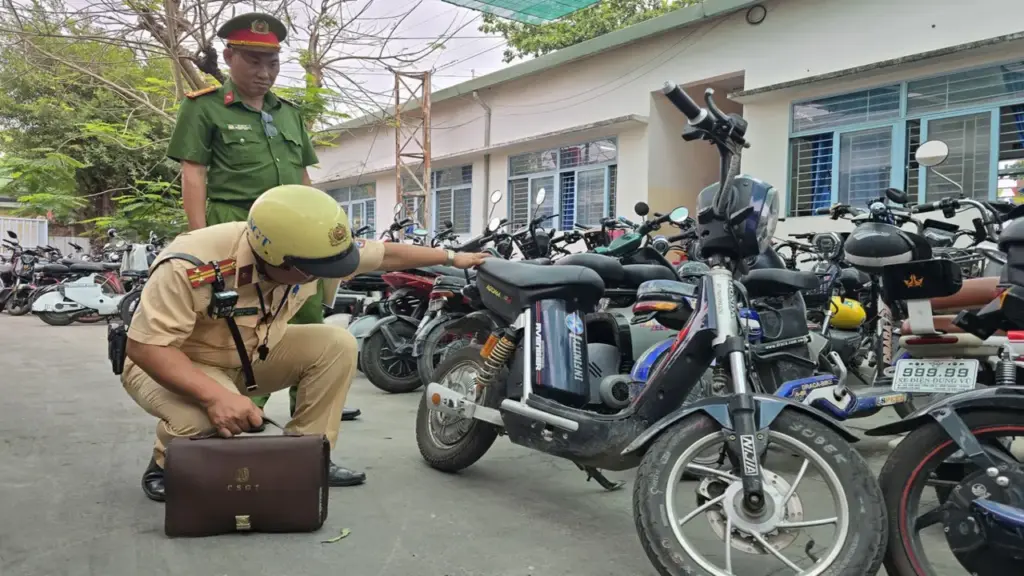 CSGT An Lạc kiểm tra xe điện 'độ chế' ở các bãi xe trường học