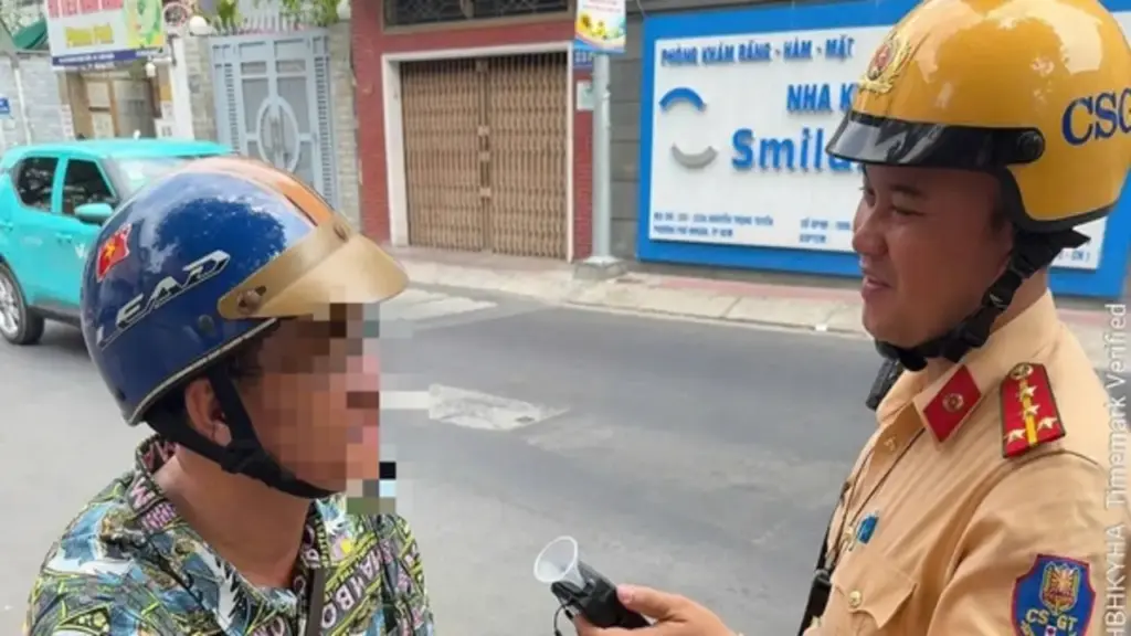 CSGT TP.HCM kiểm tra nồng độ cồn ban ngày: Hoạt động cả khung giờ 10 - 14 giờ