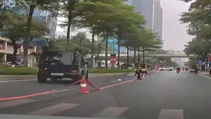 Cụ ông ở Hà Nội bị đâm tử vong khi sang đường