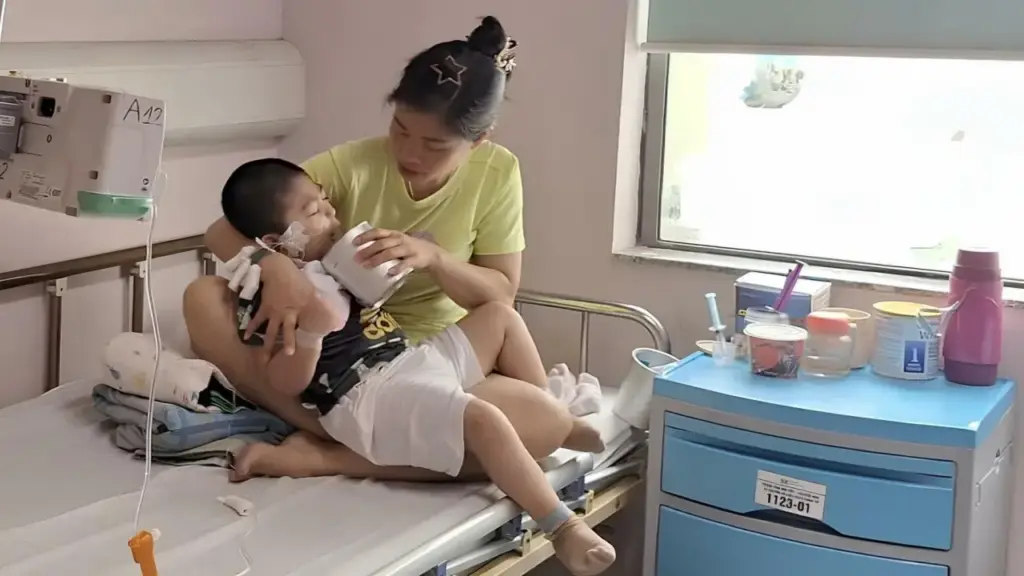 Cuộc chiến giữ sự sống cho cậu bé phải 'nhịn đạm'