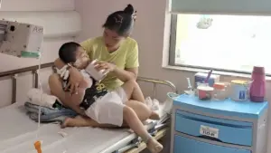 Cuộc chiến giữ sự sống cho cậu bé phải 'nhịn đạm'