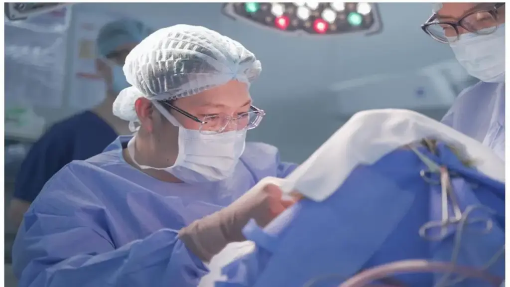 Cứu khỏi ám ảnh kính cắm khắp sọ cho bệnh nhân ngoại quốc
