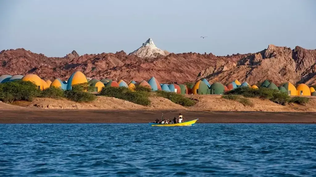 'Đảo cầu vồng' giữa eo biển Hormuz