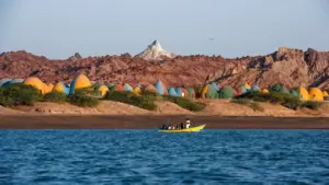 'Đảo cầu vồng' giữa eo biển Hormuz