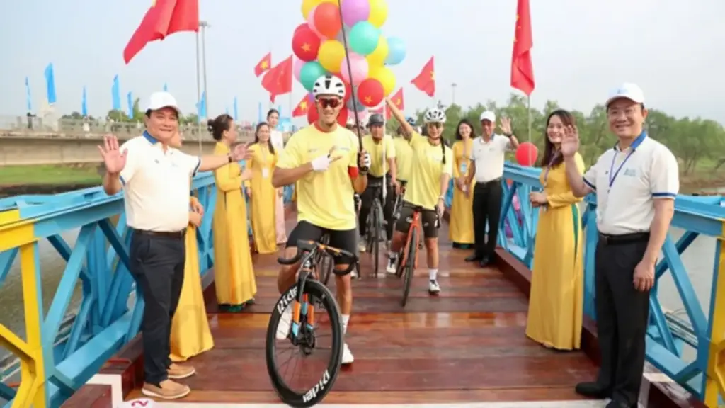 Đạp xe qua miền ký ức chiến tranh, gửi thông điệp hòa bình ra thế giới