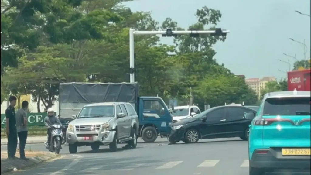 Đèn tín hiệu tê liệt hàng loạt suốt 2 tuần, giao thông Đồng Hới rối loạn